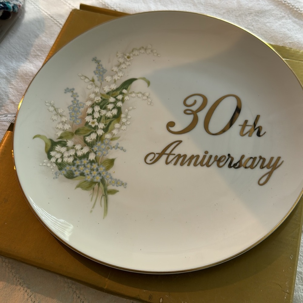 Wall plate 30th anniversary flowers leaves white plate gold trimmed Paple Japan